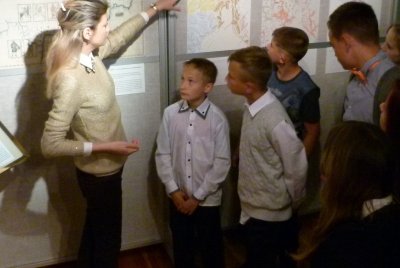 В День знаний магаданские школьники пришли в краеведческий музей.